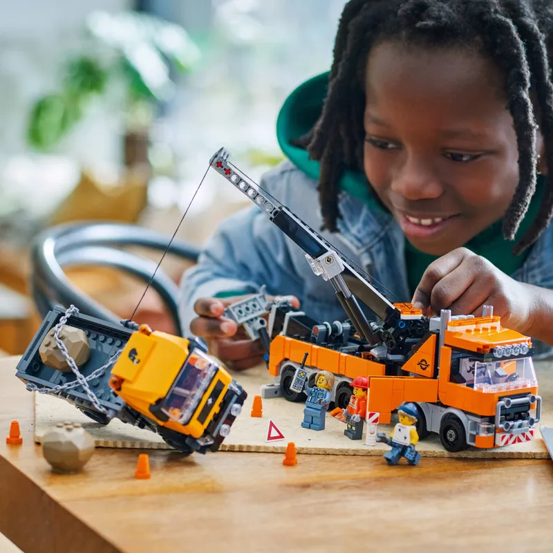 Heavy-Duty Recovery Tow Truck with Crane